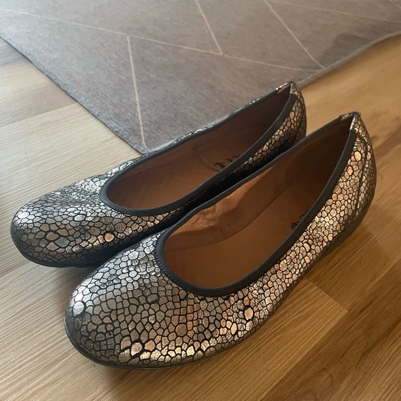 caprice Shoes - Caprice Size 38(8) Stylish Women's Metallic Flats